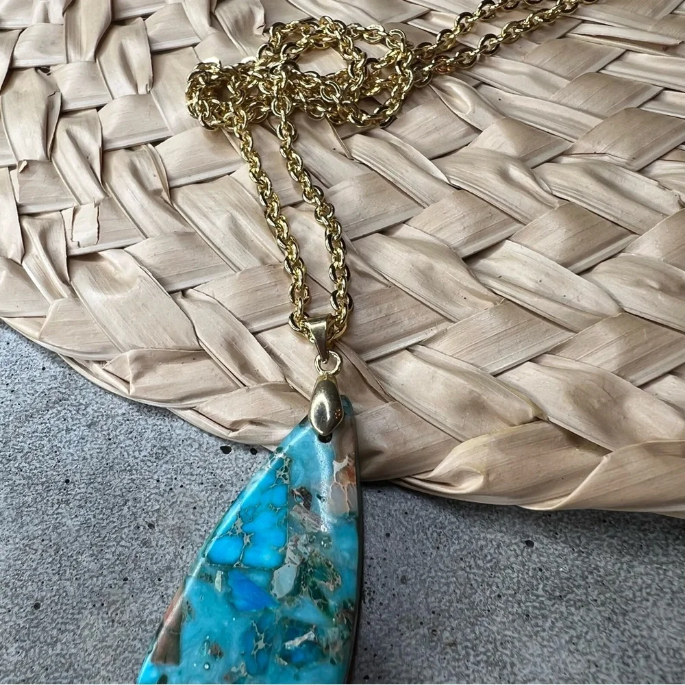 Natural stone necklace on gold tone chain - Picture 8 of 13